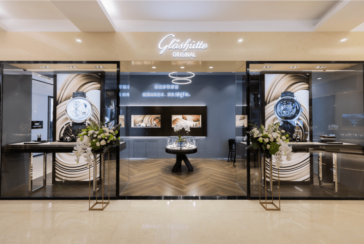 滕王阁里秋风起,豫章城内德表彰格拉苏蒂原创南昌财富广场精品店全新...